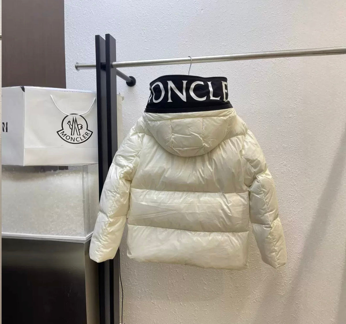 HOODED LETTER COAT WHITE
